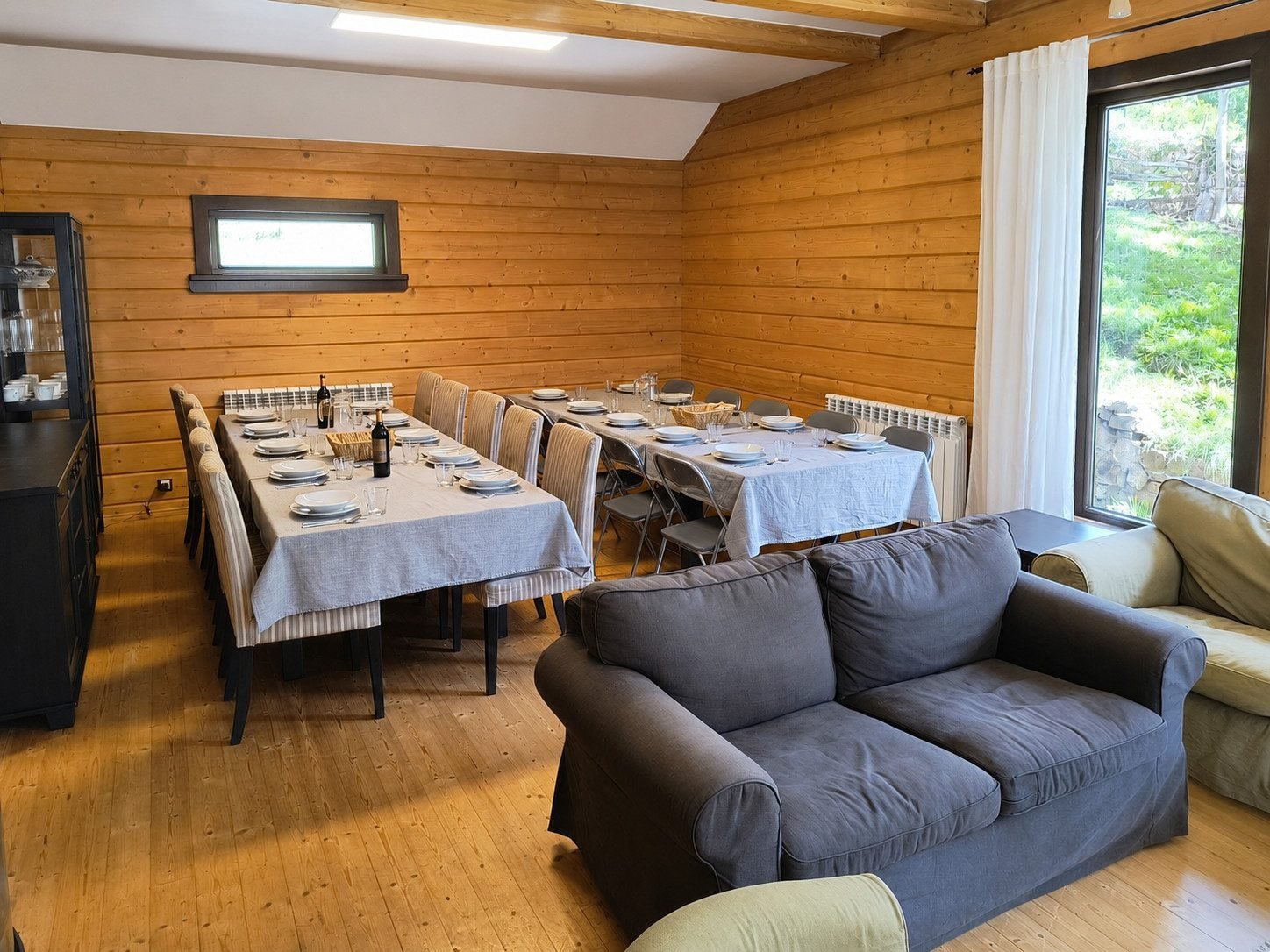 Comedor con dos mesas grandes puestas