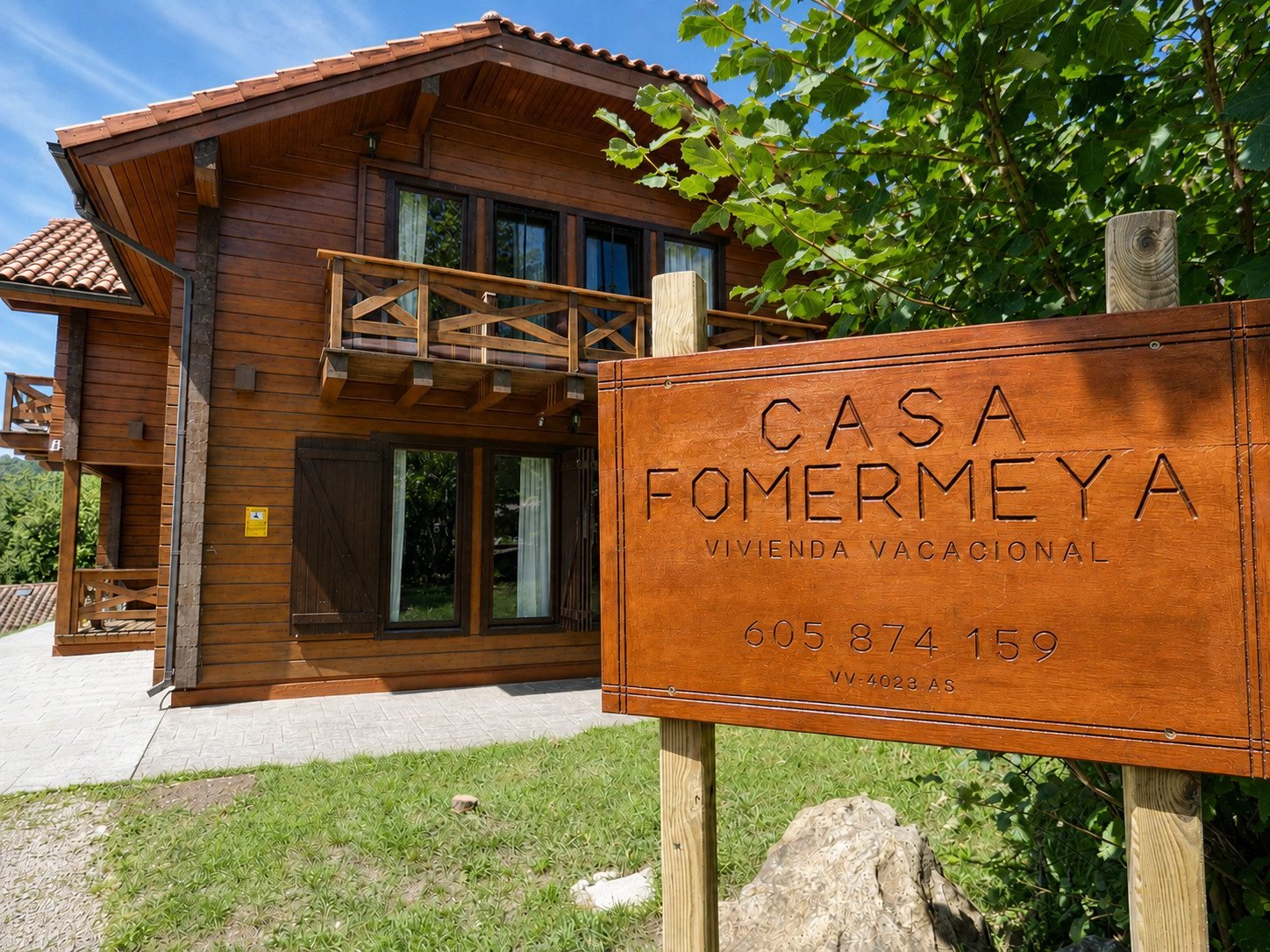Fachada de Casa Fomermeya, con el cartel de la casa en la entrada